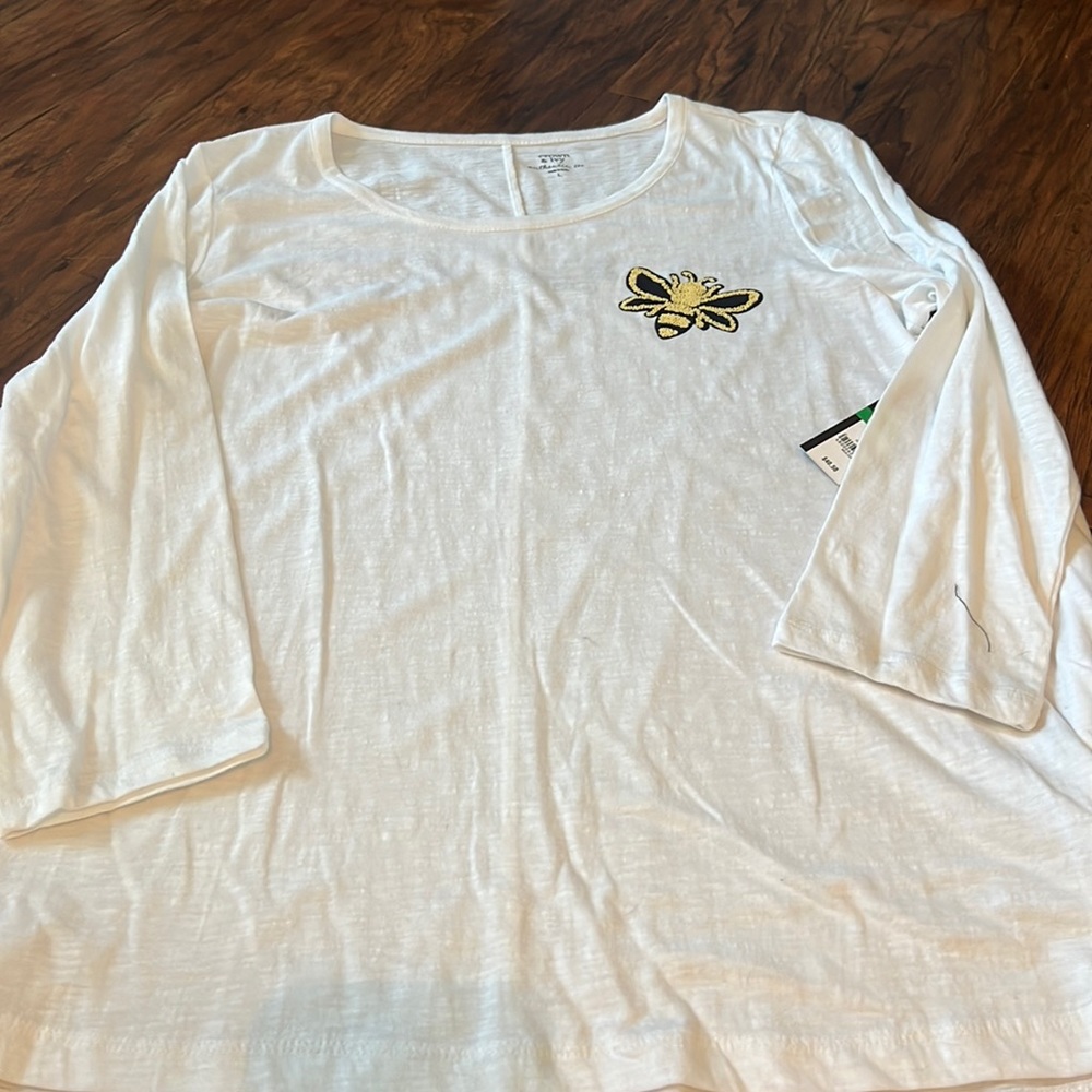 Crown and ivy size large cream 3/4 sleeve T-shirt with 🐝 #The bees knees